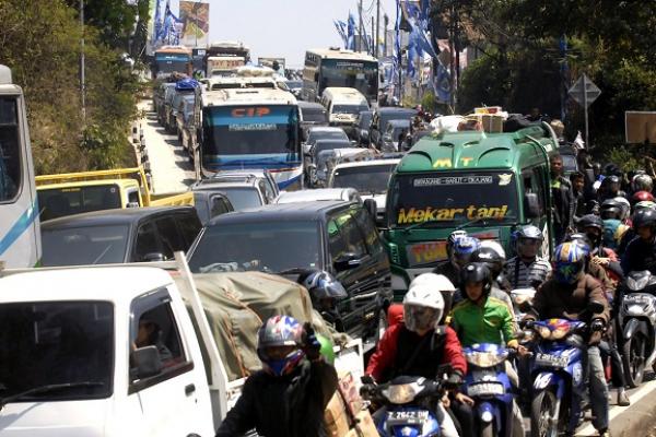 Pengendara terjebak selama enam jam dengan laju kendaraan terhenti di jalur Cianjur-Bandung, Jawa Barat, akibat macet total sejak pagi hingga Selasa petang,