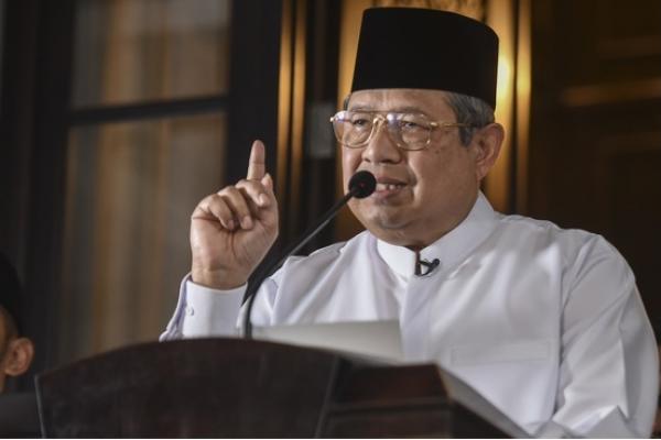 Presiden keenam Susilo Bambang Yudhoyono (SBY) menitipkan salam kepada Presiden Jokowi melalui putranya Agus Harimurti Yudhoyono (AHY).