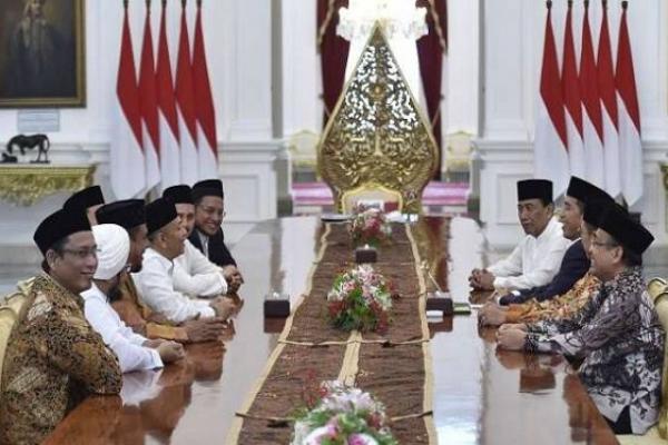 Tim 7 Gerakan Nasional Pengawal Fatwa Majelis Ulama Indonesia (GNPF MUI) menggelar pertemuan dengan Presiden Jokowi.