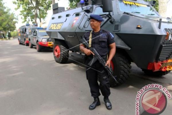 Dan dikatakan Kombes Rina, dari hasil pemeriksan pada kamera pengawas, kedua pelaku masuk dengan cara melompat pagar di bagian kiri Mapolda Sumut.