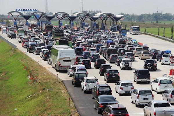 Arus mudik kendaraan masih terus meningkat di ruas Palimanan Tol Cipali. Memasuki hari kedua lebaran, kepadatan arus lalu lintas naik hingga 20,5 persen.