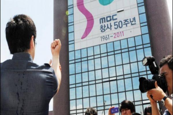47 produser telah merilis petisi yang berisi permintaan agar direktur perusahaan Kim Jang Gyum turun dari jabatannya