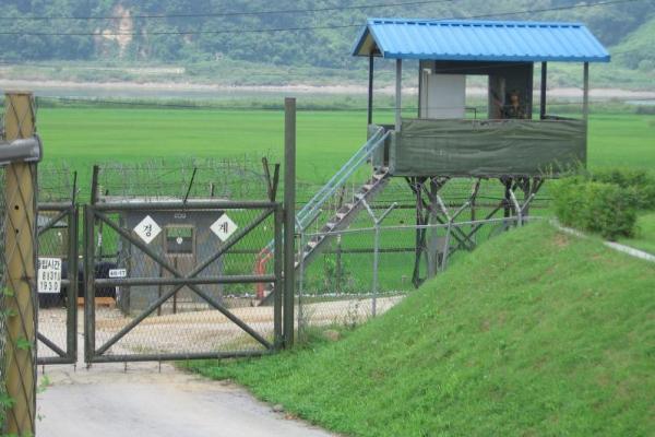 Menurut keterangan para tentara, dia melakukan perjalanan dari pangkalan militernya menuju perbatasan, yang berjarak 35 km.