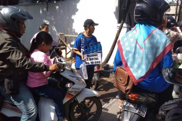 Puluhan penjual asongan jajalkan dagangangnya di wilayah jalan TMR saat libur lebaran