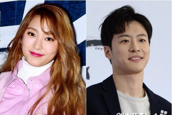 Mantan member SISTAR Bora dan Bigstar FeelDog dikonfirmasi sedang menjalin hubungan setelah sebelumnya pernah bertemu di Hit the Stage