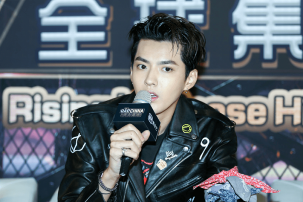 Penggemar hip hop China mengejek Kris karena menjadi juri dalam acara audisi rap China Kris menjadi juri dalam acara 