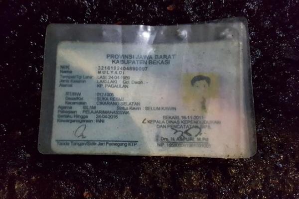 Identitas berupa KTP yang ditemukan dari pelaku penyerangan terhadap dua anggota Brimob diduga palsu. Aparat kepolisian masih melakukan pemeriksaan.