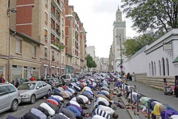 Pelaku tersebut belum berhasil mencapai keramaian karena hambatan di depan masjid