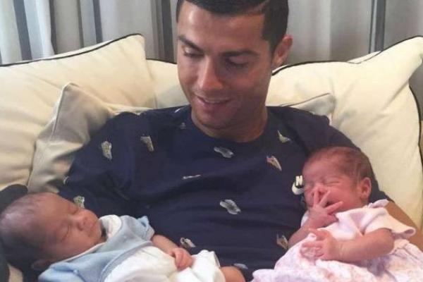 Peraih Ballon d`Or empat kali itu memutuskan untuk pulang lebih awal dari Rusia hanya untuk bertemu dua bayi kembarnya.