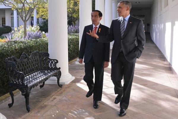 Obama kemudian menaiki mobil golf yang disetir Jokowi menuju restoran Grand Garden Kafe di Kebun Raya Bogor. 