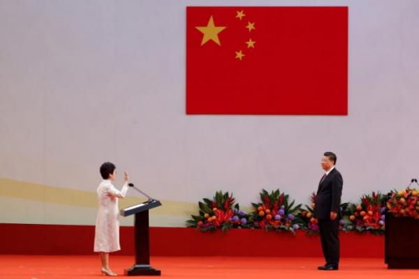 Presiden China Xi Jinping menyumpah pemimpin baru Hongkong Carrie Lam pada Sabtu (01/07) kemarin  saat negara mantan koloni Inggris itu menandai ulang tahun ke 20 penyerahannya ke pemerintahan China