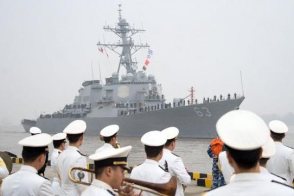 USS Stethem berlayar dekat dengan Pulau Triton, bagian dari kepulauan Paracel yang diklaim oleh China dan negara lainnya.