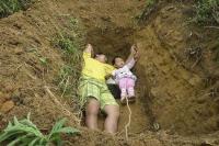 Kisah Menyedihkan, Seorang Ayah Ajak Anak Bermain di Kuburan