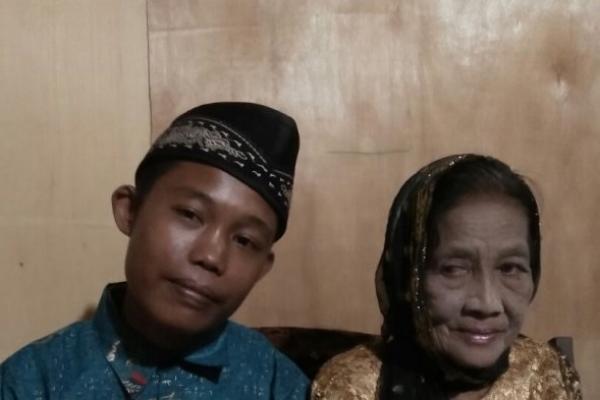 Akhirnya, dua sejoli beda generasi ini melangsungkan pernikahan pada Minggu (2/7) sekitar pukul 19.30 WIB di rumah Siswoyo Ketua RT 01 Desa Karang Endah dipandu penghulu Ibnu Hajar yang merupakan mantan P3N desa setempat.
