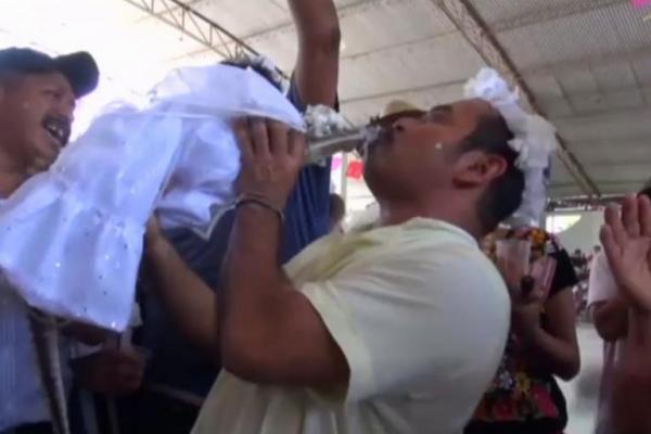 Walikota Victor Aguilar dari San Pedro Huamelula menikahi pengantin reptilnya dalam sebuah upacara yang melambangkan persatuan.