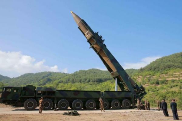Korea Utara mengungkap pihaknya telah melakukan uji coba rudal balistik antara benua (ICBM) yang baru dikembangkan dan dapat membawa hulu ledak nuklir yang besar