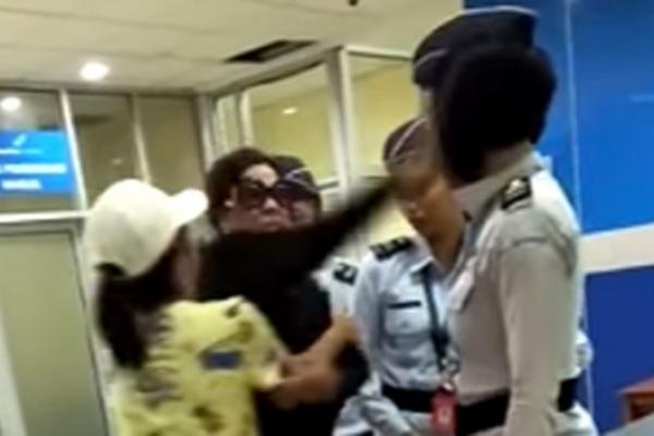 Istri seorang jenderal bertindak anarkis hingga menampar petugas aviation security (Avsec) Bandara Sam Ratulangi, Manado.