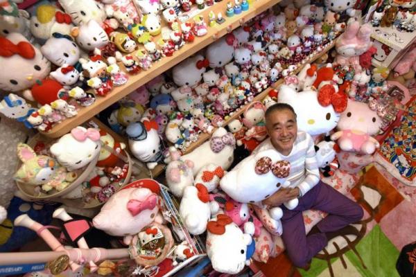 Seorang pensiunan polisi asal Jepang Masao Gunji mengumpulkan 5169 item Hello Kitty dan menjadi pemegang Guinnes Book Of World Records yang baru