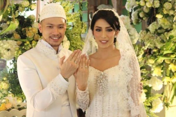 Wajah Tyas berbinar-binar dan penuh kebahagiaan saat dirinya meminta izin kepada orangtuanya, Hedy (ibu) serta kakak kandungnya, Mirza Arya Hadi 