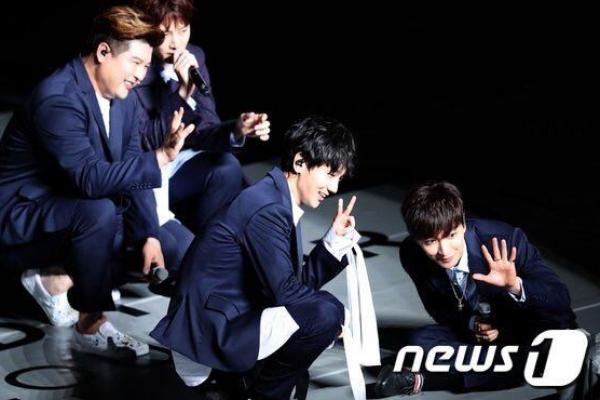 Super Junior mengikuti tur konser SM TOWN LIVE WORLD TOUR VI yang digelar di Seoul, dari 11 member hanya 4 yang ikut berpartisipasi dalam konser.