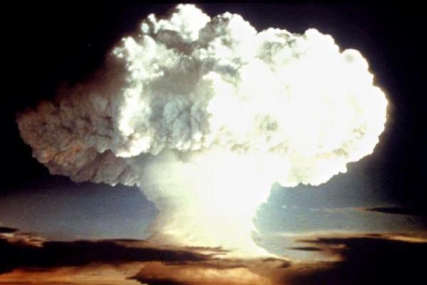 Hiroshima dan Nagasaki di Jepang merupakan wilayah yang terdampak bom atom pada Perang Dunia II. 
