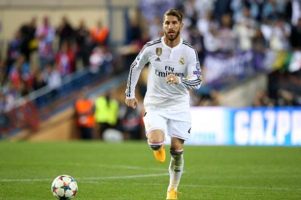 Ramos terlihat berlari keluar lapangan lalu memasuki pintu menuju ruang ganti pemain.