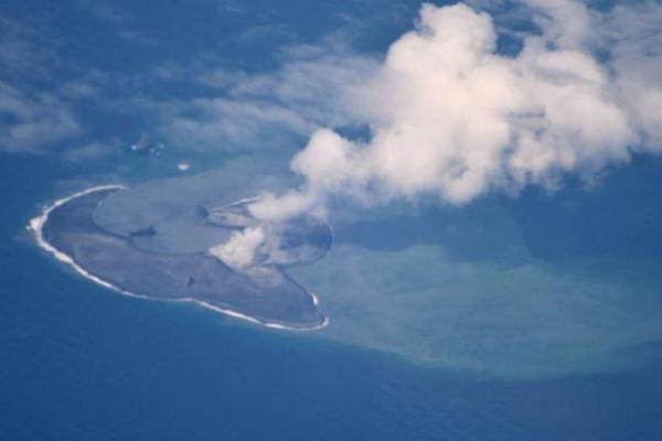 Ledakan tersebut mendorong Observatorium gunung Alaska memberi peringatan penerbangan.