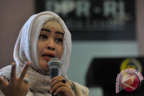Anggota DPD RI Fahira Idris mempertanyakan kebijakan luar negeri pemerintah Indonesia, terkait dugaan penindasan Muslim Uighur di Xinjiang, China.