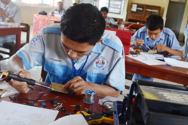 Lulusan Sekolah Menengah Kejuruan (SMK) kembali menyumbang jumlah terbesar dalam catatan Tingkat Pengangguran Terbuka (TPT) di Indonesia