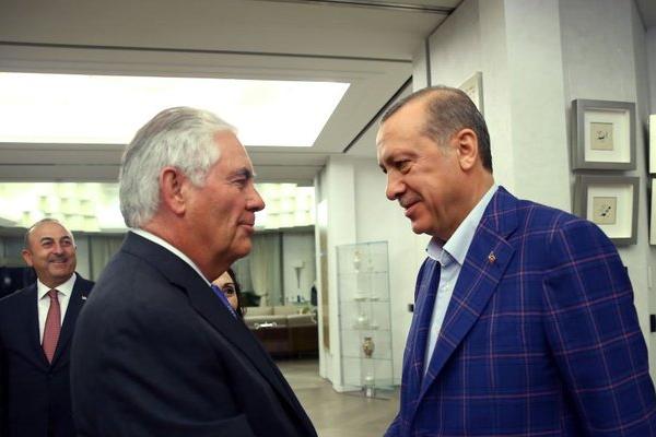 Tillerson mengadakan beberapa jam pertemuan sehari sebelumnya dengan Presiden Recep Tayyip Erdogan di Istanbul, dengan harapan dapat memperlancar hubungan kedua negara tersebut