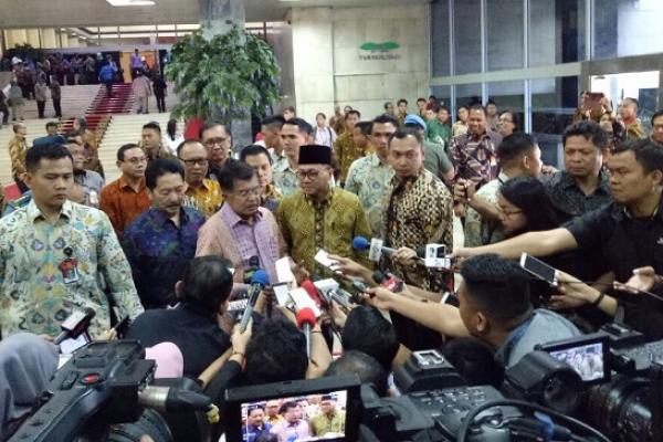 Simposium nasional MPR dalam rangka mengingatkan kembali arti pentingnya pembukaan UUD 1945 dan Pancasila sebagai dasar negara.