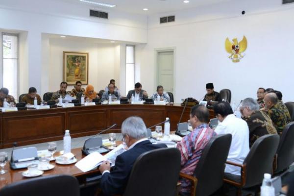 Presiden Joko Widodo menitip pesan kepada Gubernur Aceh agar memfokuskan perhatiannya dalam pengembangan sektor-sektor unggulan Aceh