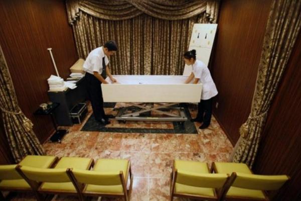 Karena daftar tunggu yang panjang untuk krematorium banyak orang yang memilih untuk membawa sanak saudara yang meninggal ke hotel khusus untuk mayat