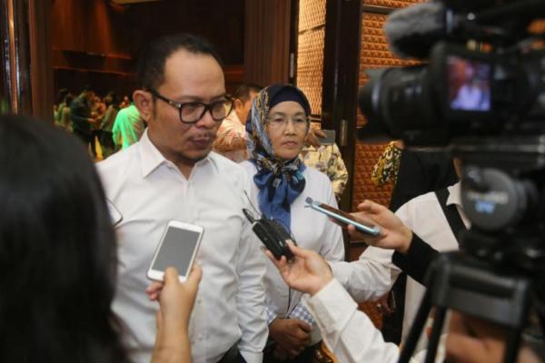 Menaker Hanif Dhakiri mengingatkan lulusan perguruan tinggi jangan menganggur karena gagal mengantisipasi revolusi industri.