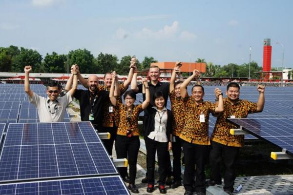 Sistem pembangkit listrik tenaga surya on-ground di Karawang dibangun untuk secara langsung memasok listrik ke lini produksi sigaret kretek mesin.