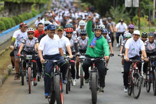 Sebanyak 15 orang atlet yang tergabung dalam Tim Gowes Touring Pesona Nusantara tiba di Kabupaten Bengkulu utara, setelah melewati Etape di Padang sumatera Barat. 