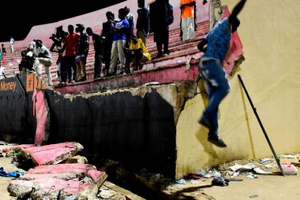 Sebuah perkelahian dimulai di antara pendukung selama pertandingan antara Ouakam AS dan Stade de Mbour pada Sabtu malam