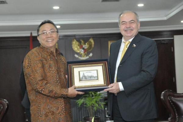 Menyambut keinginan Usmahanov, Ketua MPR Zulkifli Hasan mengatakan, Indonesia dan Rusia memiliki sejarah panjang, apalagi sebelum Indonesia merdeka.