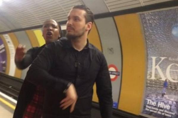 Seorang wanita Muslim muda diserang di London oleh seorang pria yang mencoba menarik jilbabny
