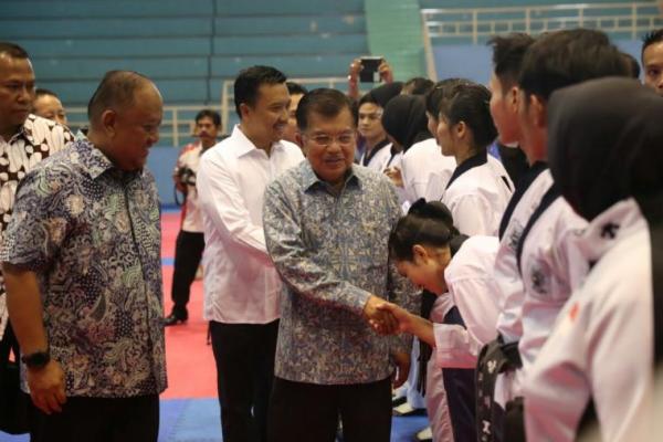 Usai melihat latihan atlet Taekwondo, di GOR POPKI Cibubur, Wapres dan rombongan langsung menuju Pelatnas Voli Putra Putri yang bertempat di Pedepokan Voli Jendral Polisi Kunarto, Sentul, Bogor, Jawa Barat.