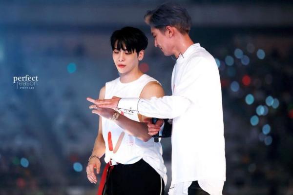 Banyak fans yang merasa bingung dengan interaksi dari SHINee Jonghyun dan EXO Chanyeol, saat konser SMTOWN baru-baru ini Keduanya terlihat saling membandingkan jari tangan mereka