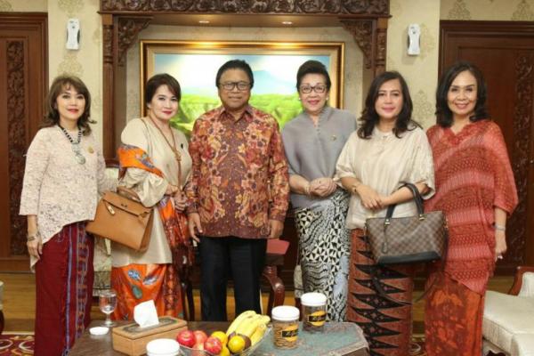Dalam pertemuan tersebut, Oesman Sapta mengapresiasi KCB yang turut melestarikan salah satu budaya Indonesia melalui gerakan berkain. 