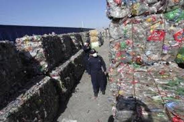 China telah mengumumkan pada organisasi perdagangan dunia atua World Trade Organization (WTO) bahwa pihaknya akan berhenti menerima sampah dari negara lain