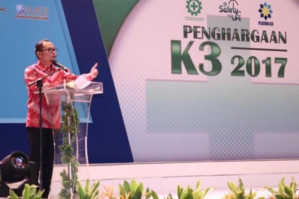 Kementerian Ketenagakerjaan memberikan Anugerah Keselamatan dan Kesehatan Kerja (K3) kepada sejumlah gubernur dan perusahaan