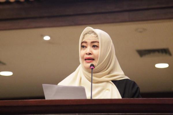 Setelah melalui proses pengusulan oleh Gubernur DKI Jakarta Anies Baswedan, Menteri Kesehatan Terawan Agus Putranto akhirnya menyetujui status PSBB untuk DKI Jakarta.