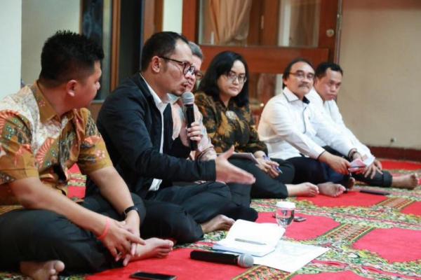 Menteri Ketenagakerjaan M Hanif Dhakiri meminta kepada perwakilan organisasi masyarakat sipil (Civil Society Organisation/CSO) dari negara-negara Asean ikut mendesak negaranya