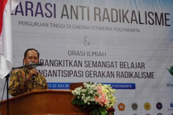 Keempatnya merupakan mahasiswa program Beasiswa Bidikmisi yang meraih Indeks Prestasi Komulatif (IPK) tertinggi