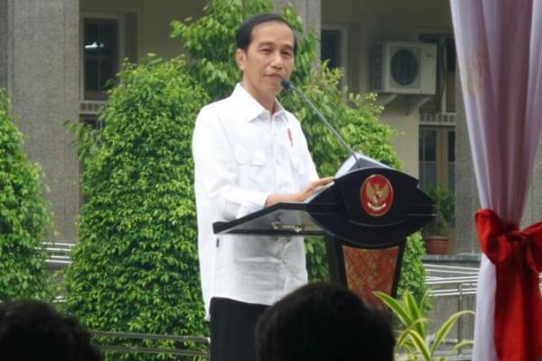 Jokowi  meminta pada para kaum intelektual jebolan kampus-kampus di Jawa Timur untuk membantunya menangkir fitnah dan hoaks.