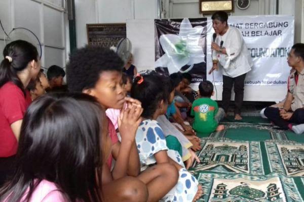 Justru kekerasan dari kelompok masyarakat kepada kelompok yang lain meningkat tajam saat ini.