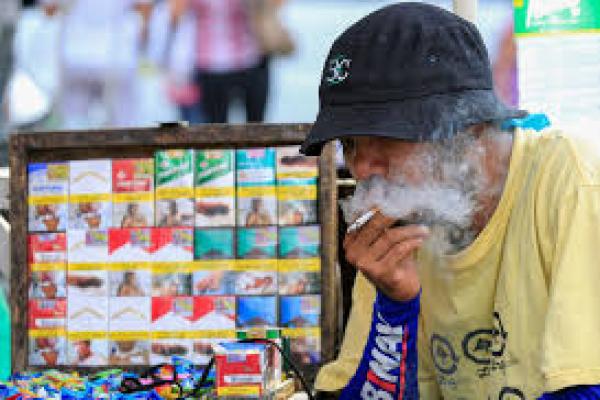 Presiden Rodrigo Duterte minta publik untuk mendukung aturan pelarangan merokok nasional yang resmi dimulai hari Minggu kemarin